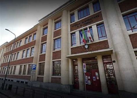 Milano Bimbo Precipitato Dalla Tromba Delle Scale Maestra Condannata