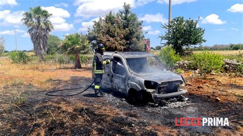 Fuoco Sterpaglie Rogo Distrugge Auto Proprietario Fondo