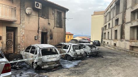 VÍDEO Un incendio calcina seis coches y una moto en Albelda