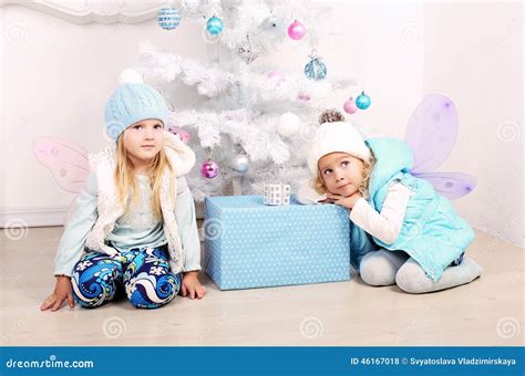 Leuk Meisje Met Het Blonde Haar Stellen Naast Een Verfraaide Kerstboom Stock Foto Image Of