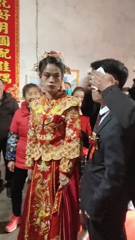 婚礼现场新郎脸上被人抹黑，其窘态逗笑众人，惹新娘全程冷眼相待 腾讯新闻