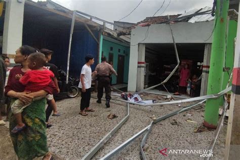 Banyak Rumah Porak Poranda Diterjang Puting Beliung