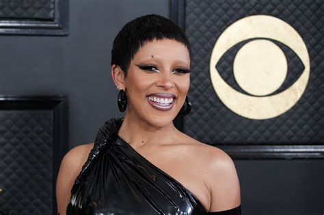 Is Doja Cat Gay The Singer Reportedly Said She Was Bisexual And Was Linked To A Woman