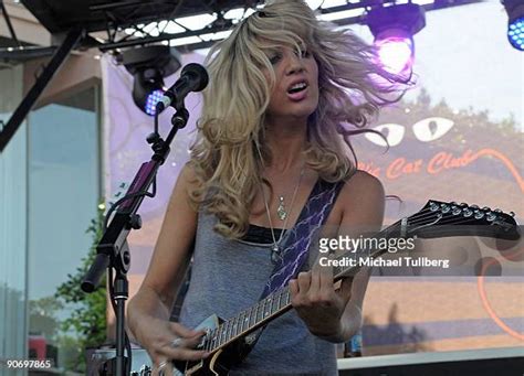 6 Hot Sexy Allison Robertson Bikini Pics