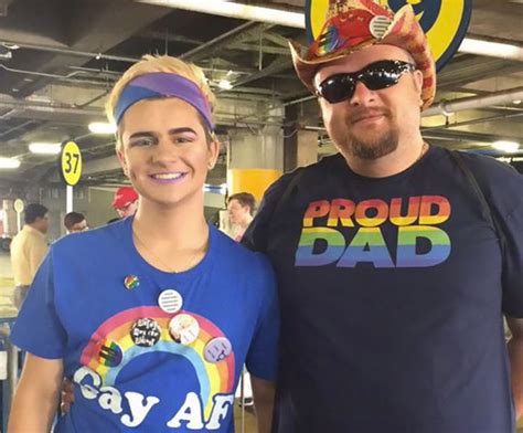 No M S Do Orgulho Gay Pais E M Es De Lgbt Mostram Apoio Aos Filhos V Rgula