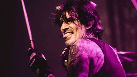 Tommy Lee Habla De Su Desnudo En Instagram Oro Solo Hits 949 Fm