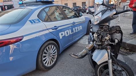 Salerno Incidente In Via Roma Tra Un Auto E Uno Scooter Centauro In