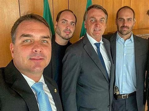 Capacita O Jair Bolsonaro E Seus Filhos Anunciam Live Sobre Elei Es