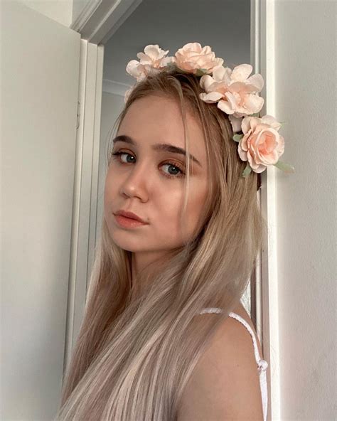 Alisa Goldfinch Seen In Flower Hair Band During Instagram Selfie Photos