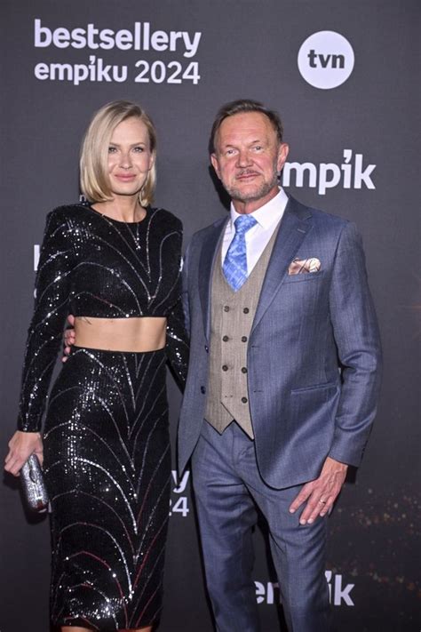 Edyta Pazura pręży mięśnie w czerwonym bikini pozując na dubajskiej