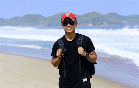 Panorama Tepi Jalan Yang Cantik Terletak Di Pantai Soge Pacitan Hari