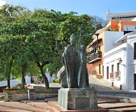 Estatua De Un Obispo En El Casco Antiguo De San Juan La Capital De