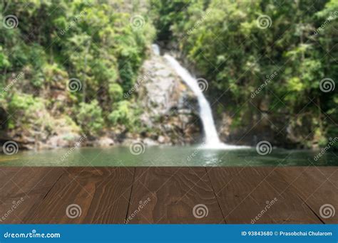 Tabla Vacía Del Tablero De Madera Delante Del Backgroun Borroso De La