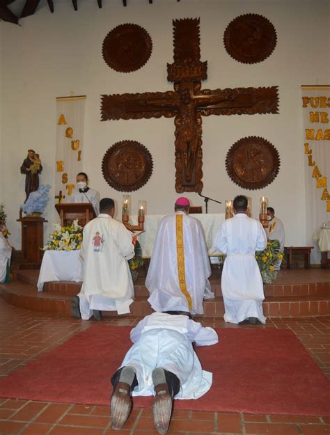 Asc Santiago Casia Mengari Fue Ordenado Di Cono De Manos De Mons