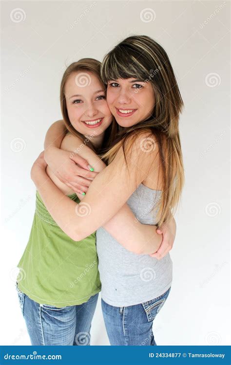 Retrato Del Abrazo Adolescente De Dos Muchachas Imagen De Archivo