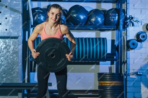 Premium Photo | Muscular woman doing crossfit workout at gym.crossfit woman. crossfit style.