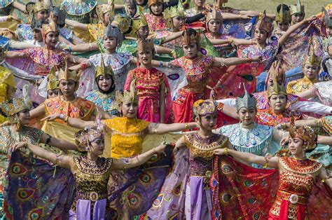 Foto Parade Kesenian Jawa Barat Di Gasibu Bandung