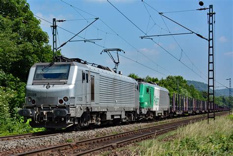 Akiem 37028 und 37044 vor Güterzug mit Rungenwagen durch Bonn Beuel