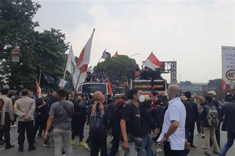 Polisi Kawal Keberangkatan Ratusan Mahasiswa Dari Gerbang Tol Gedong I