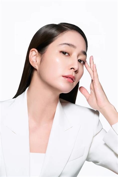 AHC, 배우 이민정 브랜드 앰배서더 발탁… 프리미엄 아이케어 승부수 띄운다 | 스타패션