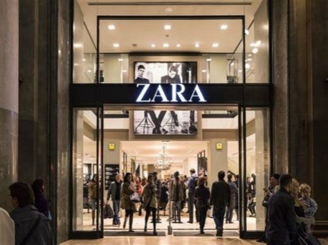 Zara A Bari Bloccati In Ascensore Distruggono Il Vetro A Martellate