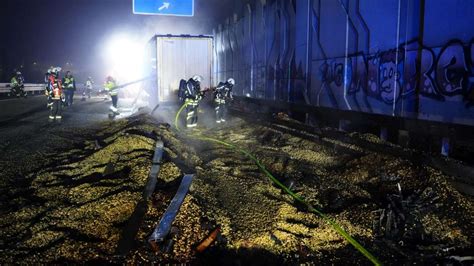 N Chtliches Chaos Bei Kassel Tonnen Mandeln Brennen Auf Autobahn