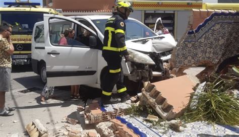 Un Herido Tras Empotrar Su Coche Contra Una Vivienda En San Fernando