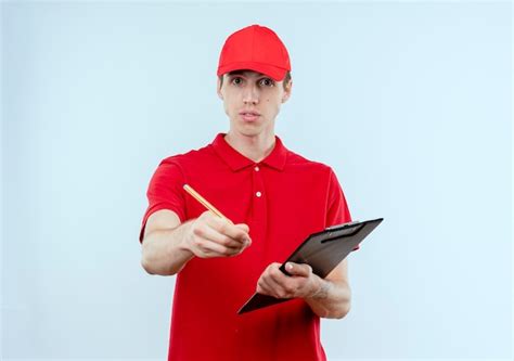 Jovem Entregador De Uniforme Vermelho E Bon Segurando Uma Prancheta E