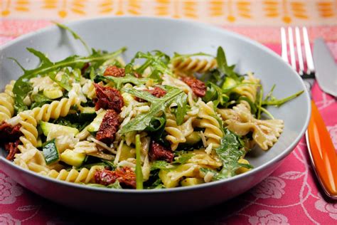 Italienischer Nudelsalat Mit Rucola Getrockneten Tomaten Und Honig