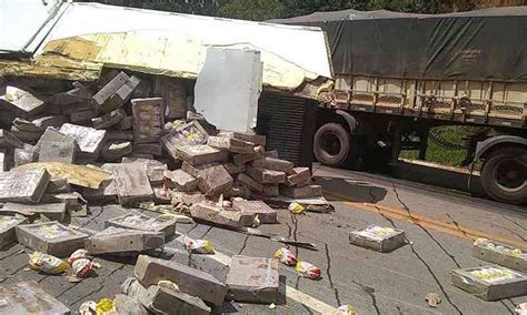 Caminhão frangos congelados tomba e fecha a BR 356 em Itabirito