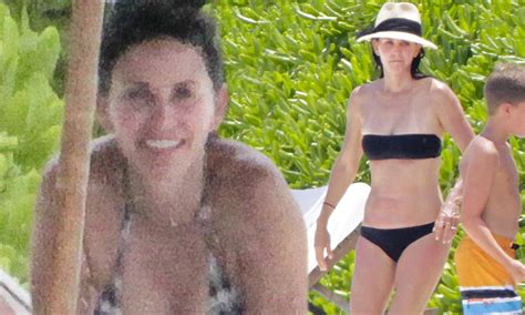 Courteney Cox S Shows Off Her Youthful Body As She Holidays In Cancun