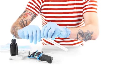 Maestro Del Tatuaje Trabajando En Guantes M Dicos Azules Con M Quina De