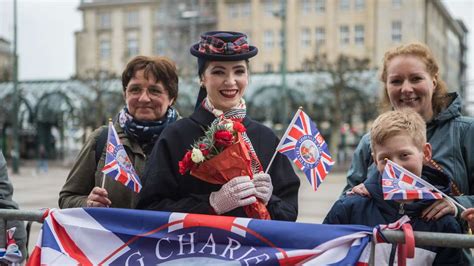 K Nig Charles Iii Besucht Hamburg Fans F Llen Den Rathausmarkt