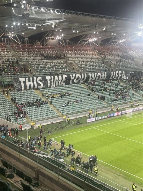 La historia detrás del tifo del Legia Varsovia contra UEFA en la