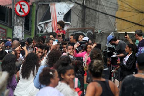 Foto Anitta Agradece Carinho De F S E Moradores Do Vidigal Comunidade