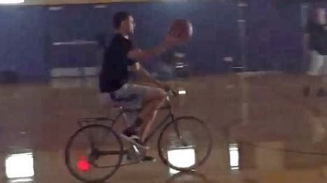 Nba Star Klay Thompson Trifft Wurf Auf Dem Fahrrad Von Der Mittellinie