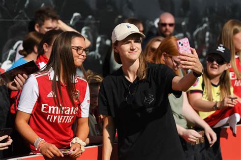 Arsenal Women receive first official kit from adidas! - The Short Fuse