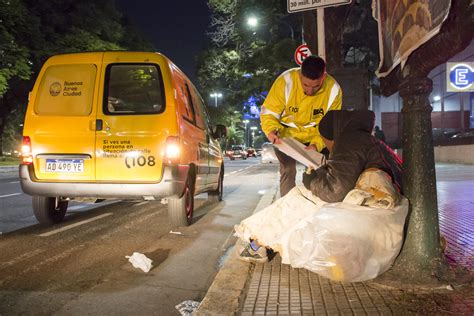 Por las bajas temperaturas, la Ciudad duplica los móviles para ayudar a