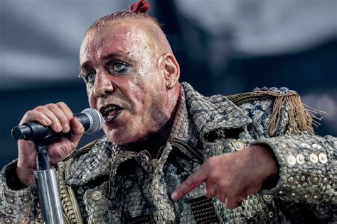 Rammstein Ontkent Coronabesmetting Frontman Till Lindemann Foto Adnl