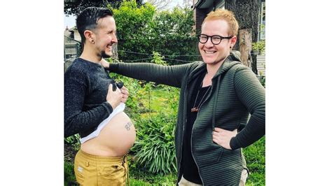 Esta Pareja Gay Espera Con Emoci N A Su Primer Hijo Biol Gico Fotos Telemundo