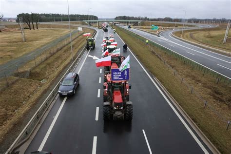 Rolnicy Wci Protestuj Pod Wroc Awiem Utrudniony Przejazd Na Wa Nej