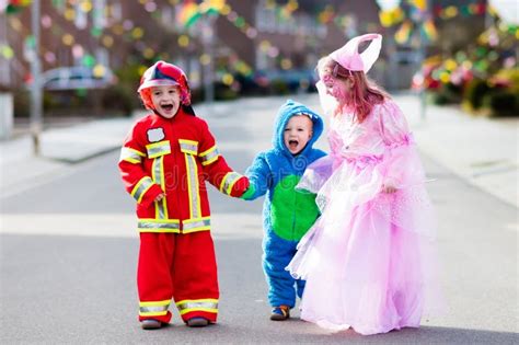 Ni Os En Traje De La Bruja En El Truco O La Invitaci N De Halloween