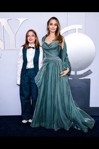 Au Bras De Sa Fille Vivienne Angelina Jolie Somptueuse En Atelier Versace