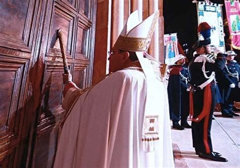 Perdonanza Celestiniana Il Cardinale Petrocchi Apre La Porta Santa E