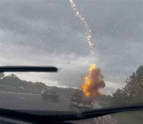 Mulher Captura O Momento Em Que Raio Atinge O Carro Do Marido Na