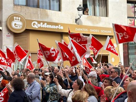 Unas Personas Se Re Nen En La Sede Del Psib De Palma Para Apoyar A