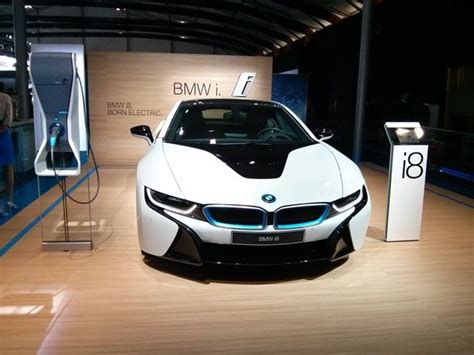 BMW Has Unveiled Its New Flagship Car BMWi8 In India And Best Of All