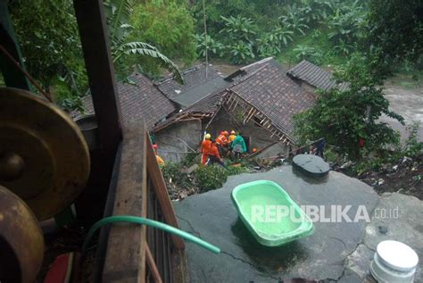 Warga Bantaran Sungai Yogyakarta Diingatkan Potensi Bahaya Longsor