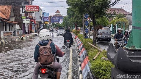 Banjir Di Kawasan Demak Kota Surut Kendaraan Mulai Melintas