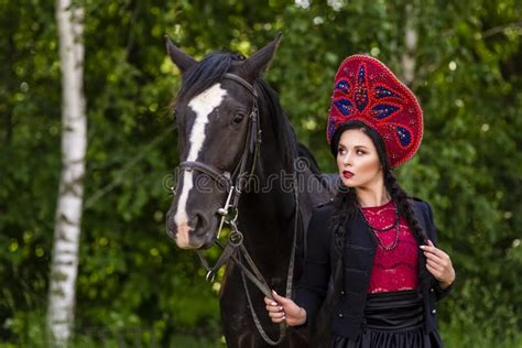 Modelo Caucasiano Lindo No Cavalo Do Puro Sangue Da Terra Arrendada De